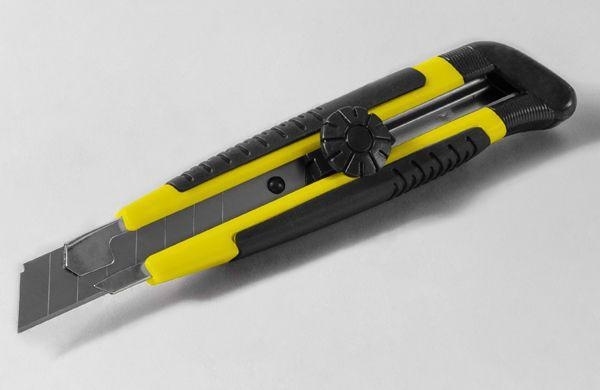 CUTTER MIDI GOMMATO CON ROTELLA MM.18