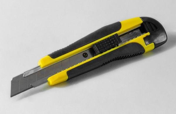 CUTTER “MIDI” PROFESSIONALE IN ABS GOMMATO AUTOBLOCCANTE 18mm